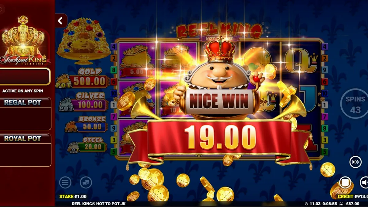 Reel King: Hot to Pot slot machine interface with royal fruit theme